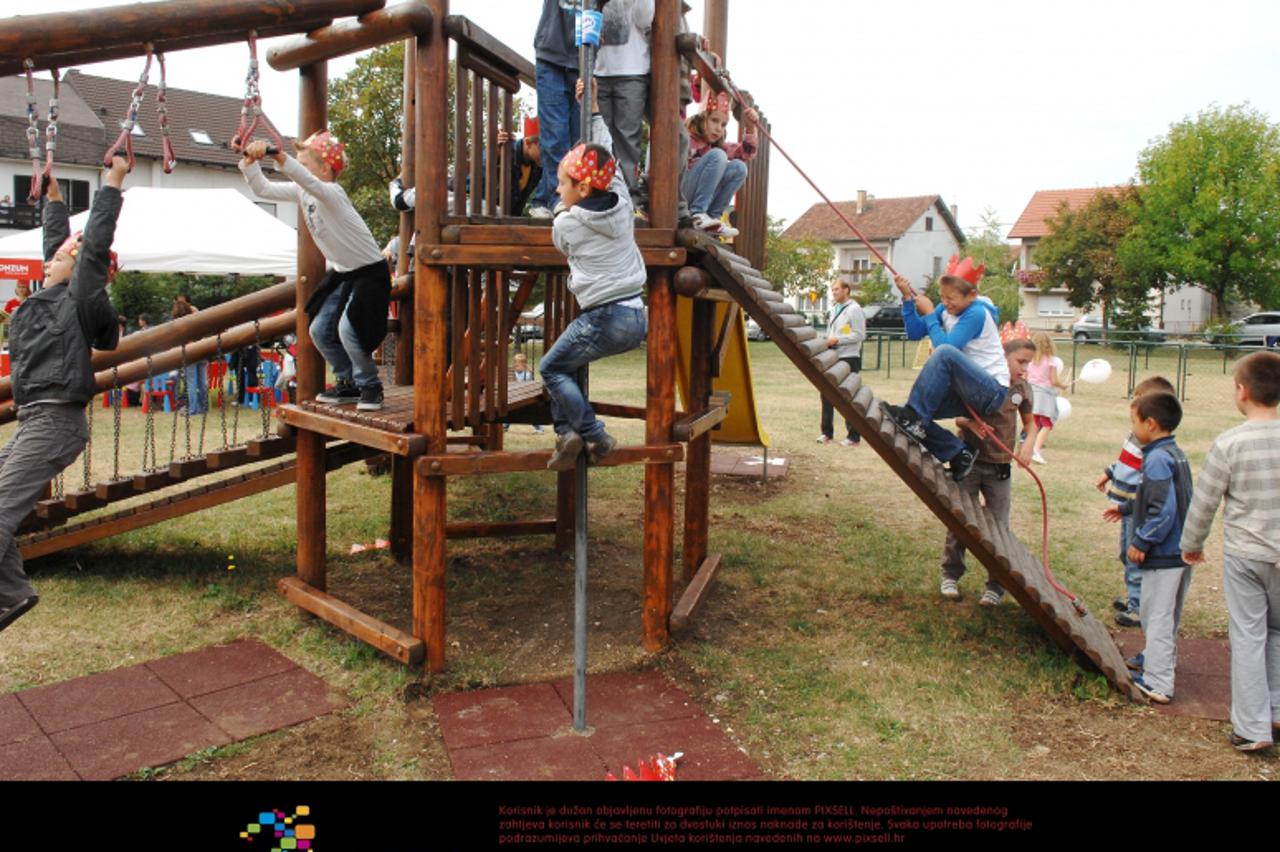 '21.09.2011., Velika Gorica - U nastavku Konzumovog projekta Vratimo djecu na igralista predstavljeno je novo Velikogoricko igraliste na Trgu Ante Starcevica. Igraliste su sluzbeno otvorili Drazen Bar