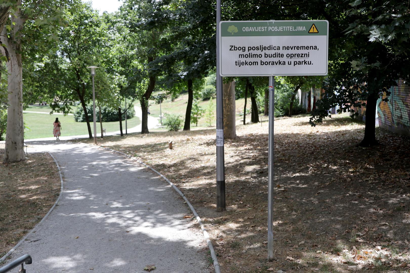 Znak obavještava sve posjetitelje da, zbog posljedica nevremena, tijekom šetnje i boravka u parku budu na oprezu. 