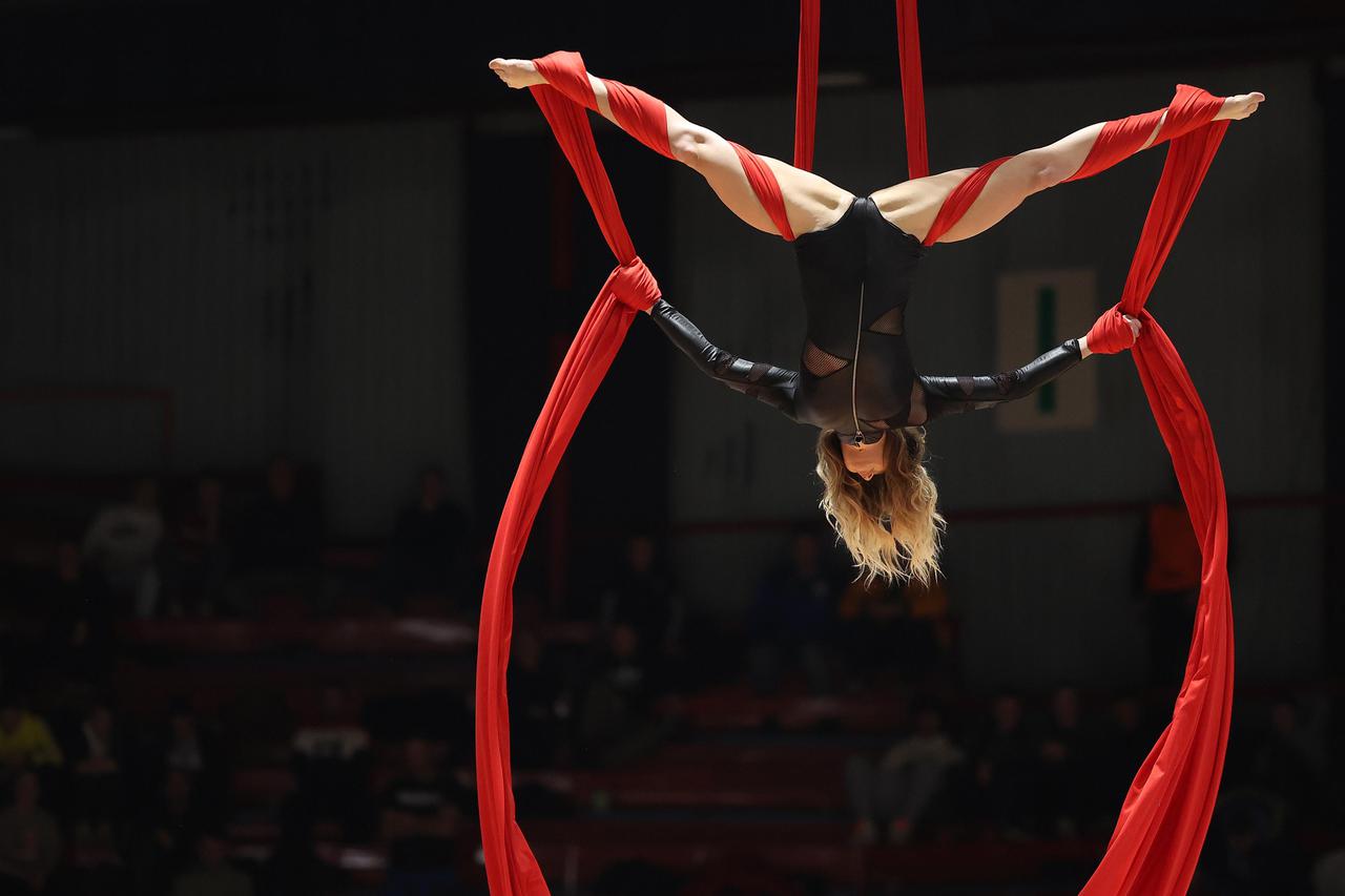 Djevojka na svili u pauzi Kutije šibica oduševila nastupom