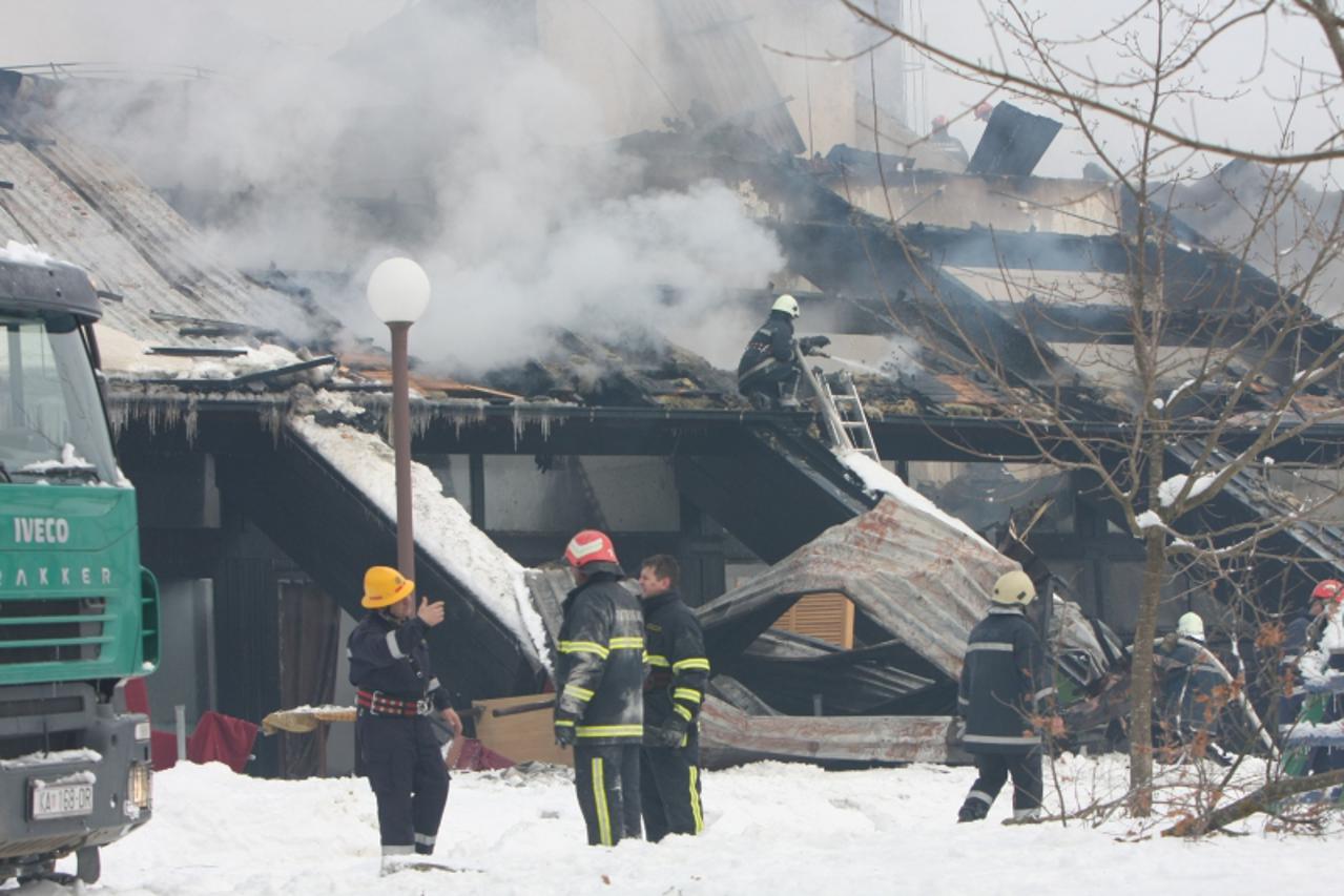 '25.01.2011. Bjelolasica - U pozaru koji je izbio u kotlovnici HOC-a Bjelolasica izgorjela cijela glavna zgrada HOC-a u kojoj je bio restoran. Pozar gase vatrogasci. Photo: Kristina Stedul Fabac/PIXSE