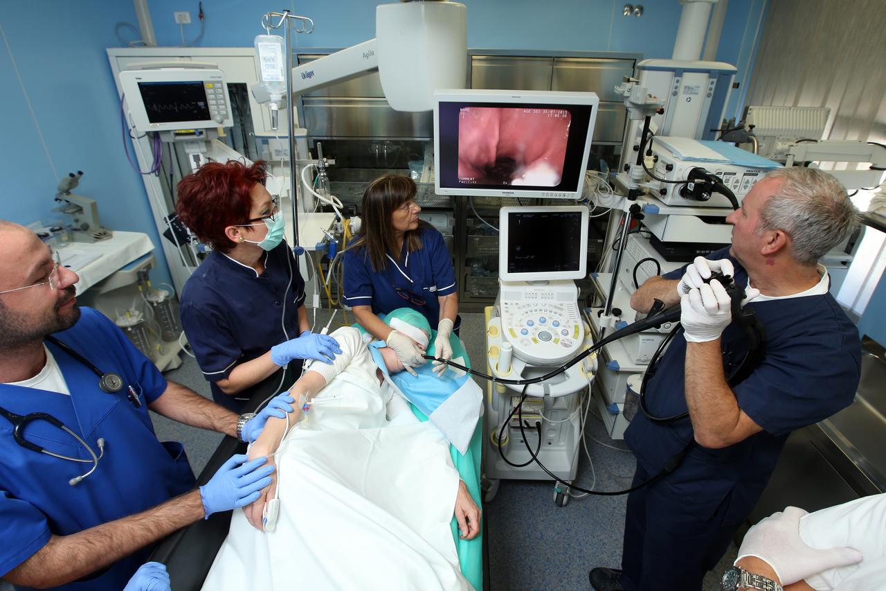 31.07.2015., Zavod za gastroenterologiju, KBC Rebro, Zagreb - Dr.Hrvoje Ivekovic predvodio je gastroenteroloski tim koji je po prvi put u Hrvatskoj laparoskopskom tehnikom izvrsio operacijski zahvat uklanjanja karcinoma na zelucu.  Pacijentica, osamdeseto