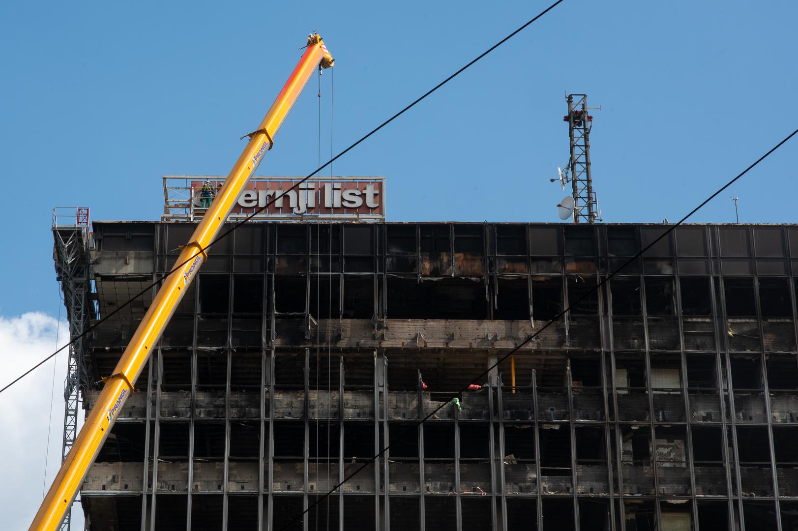 Ministar Branko Bačić ranije je poručio da će dinamika radova uklanjanja opasne zgrade kojoj je narušena statika ovisiti o uklanjanju azbesta, koje je nužno provesti prije nastavka rušenja.