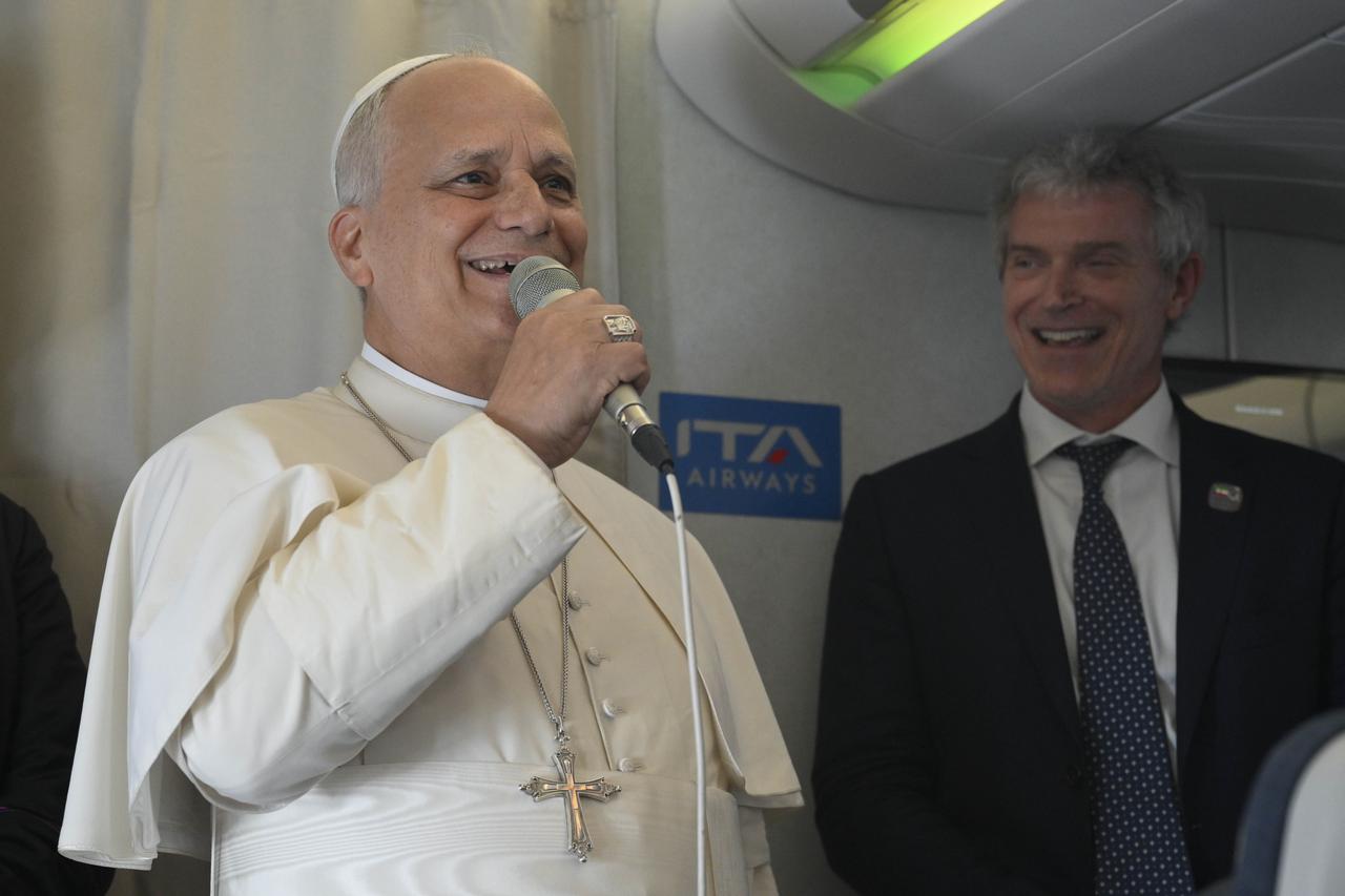 Papa Lav XIV. razgovarao s novinarima tijekom leta iz Malaba prema Rimu