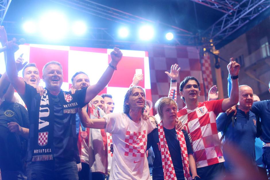 Zagreb: Nakon pet sati vožnje kroz grad Vatreni konačno stigli na Trg bana Josipa Jelačiča