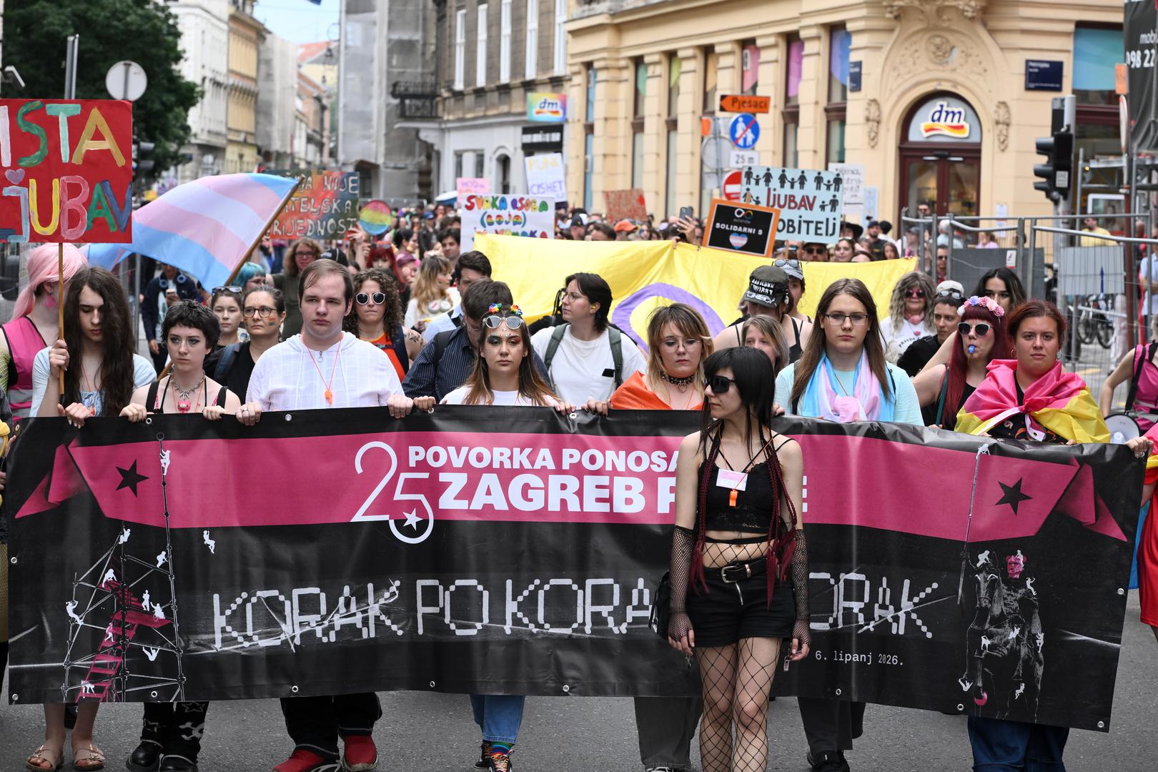 Na završnom skupu, koji je najavljen za 17.30 sati, planiran je prigodni program kojim se obilježava 25 godina održavanja Povorke ponosa u Zagrebu.
