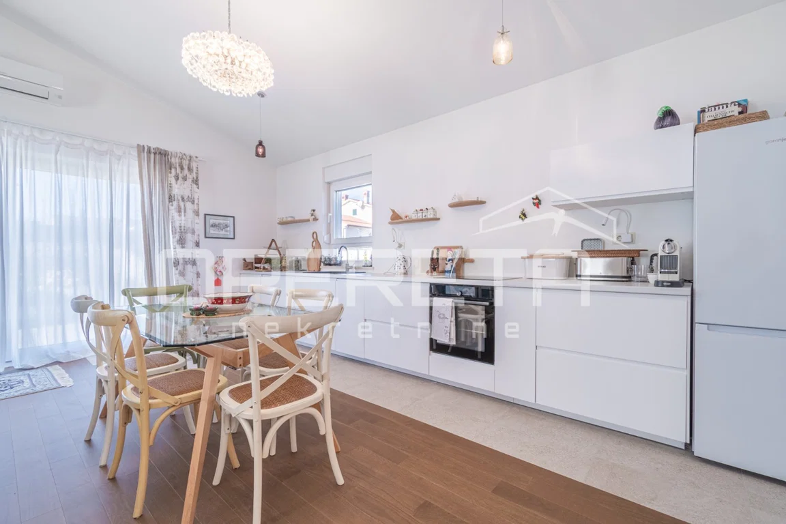 Kuća je opremljena sustavima grijanja i hlađenja putem klima uređaja, peći na drva te podnim grijanjem u kupaonicama, što osigurava ugodan boravak bez obzira na godišnje doba. 