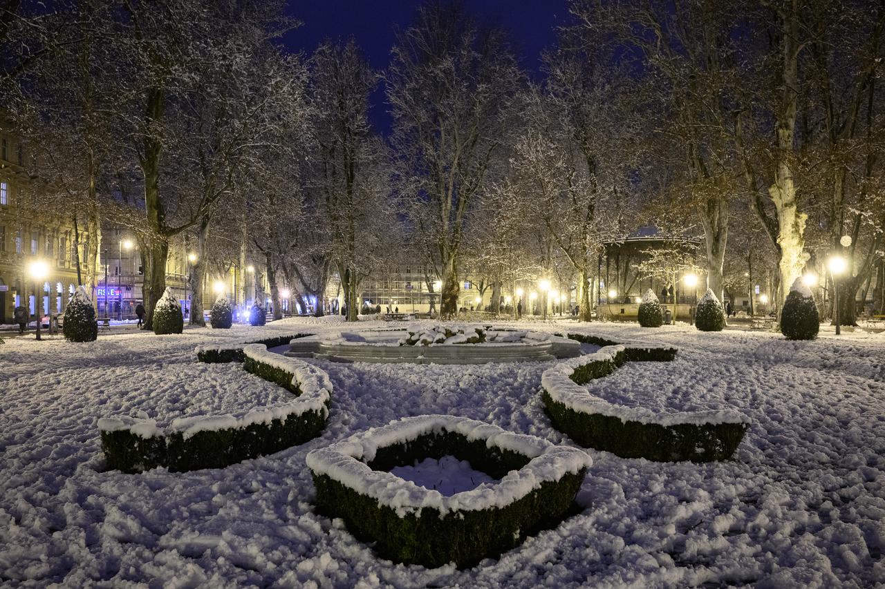 Noćna šetnja Zagrebom prekrivenim snijegom