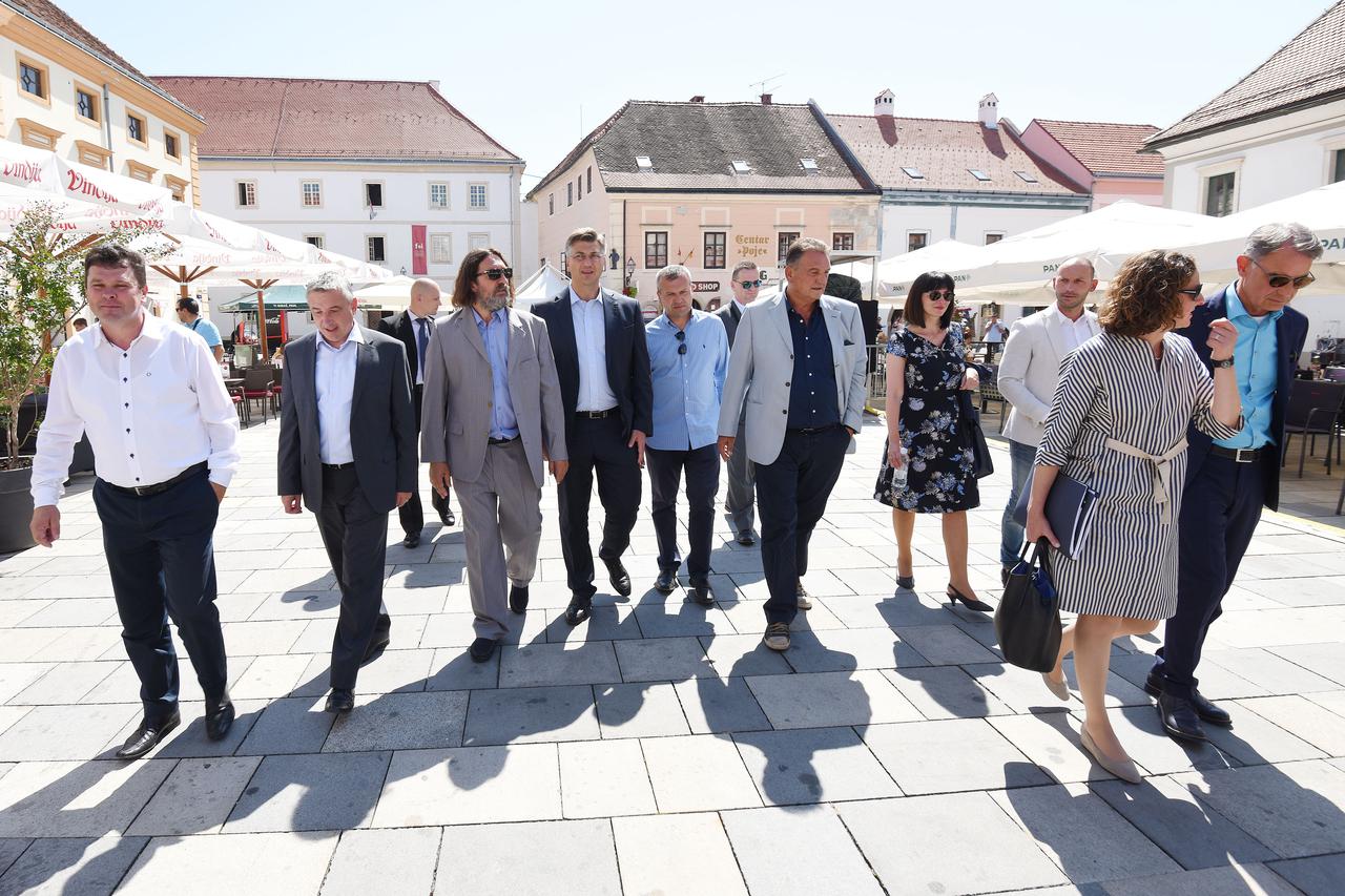 Varaždin: Premijer Plenković na Špancirfestu nogama napravio otisak na majici