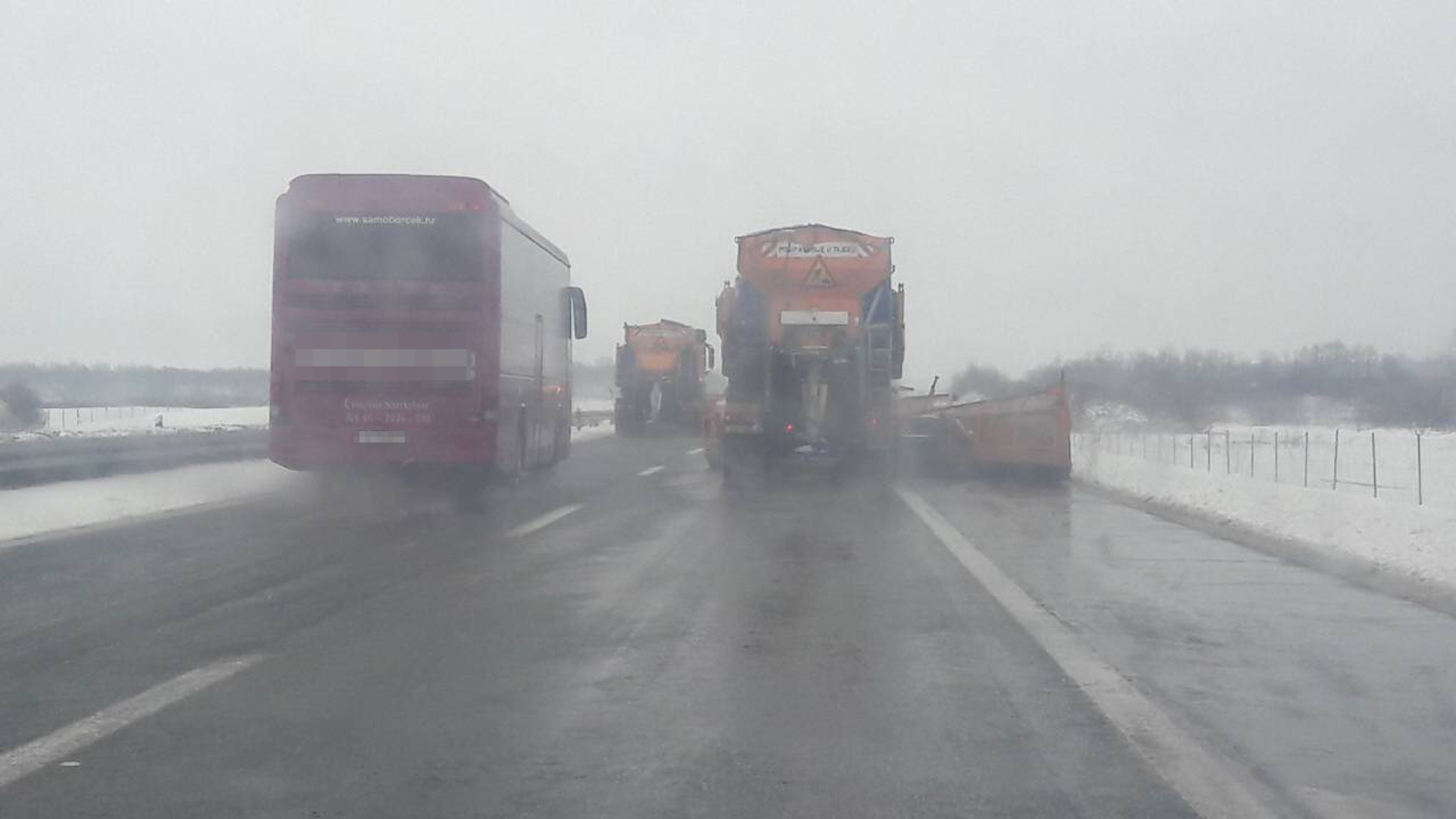 Vozačima je preporučeno da u zimskim uvjetima ne prestižu ralice na autocestama.