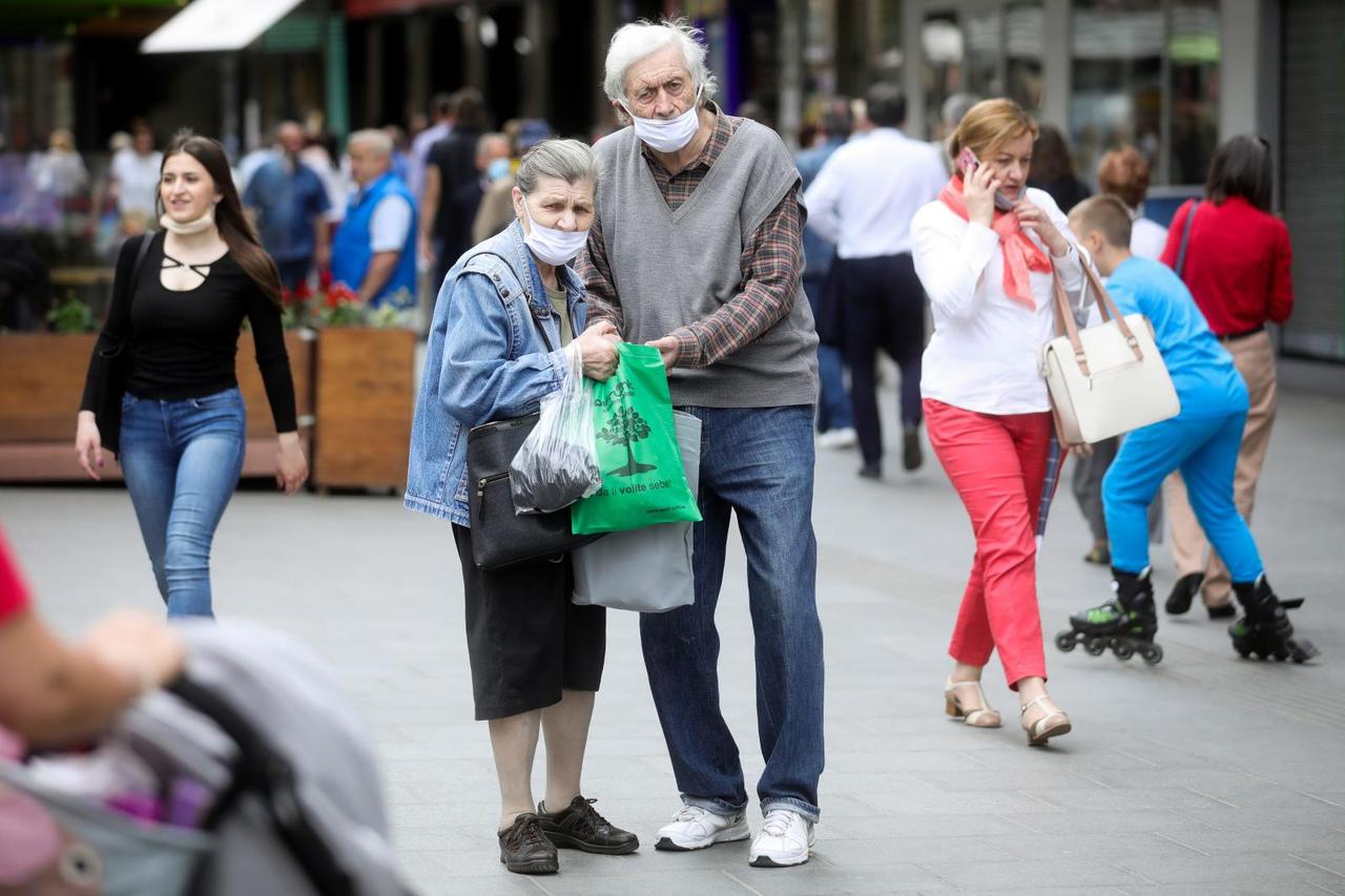 Sarajevo: Građani svoje maske češće nose kao dekorativni ukras, a ne zaštitu