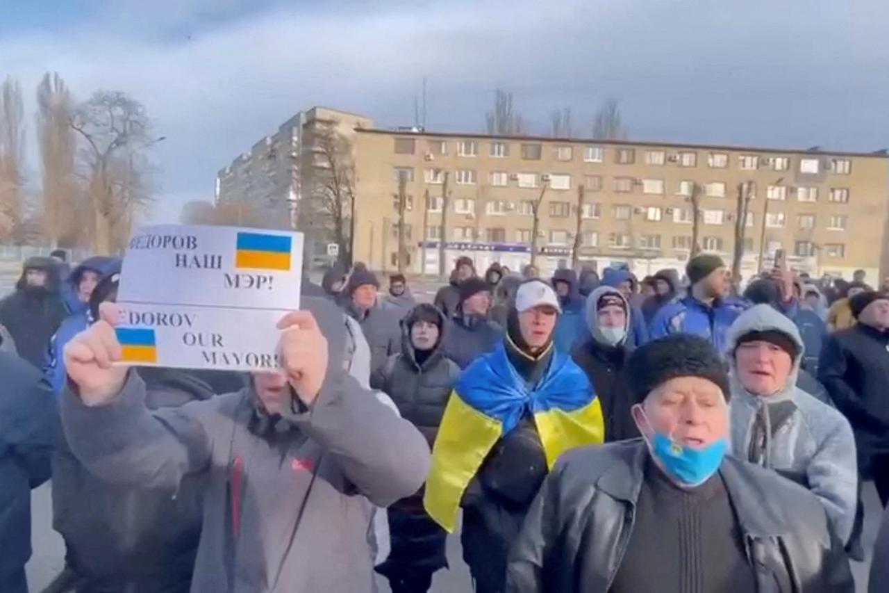 Crowd gathers to protest mayor's reported abduction by Russian forces in Melitopol