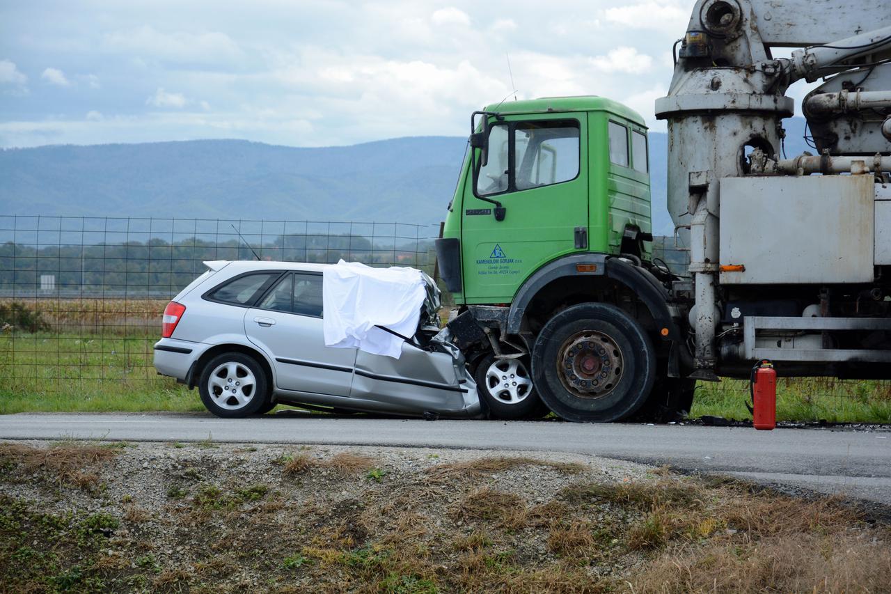 17.10.2014., Zabok - Na industrijskoj cesti u Zaboku doslo je do frontalnog sudara izmedju osobnog automobila i teretnog kamiona. Vozac osobnog auta iz jos neutvrdjenih razloga je skrenuo na suprotni trak zbog cega je doslo do sudara. Vozac osobnog automo