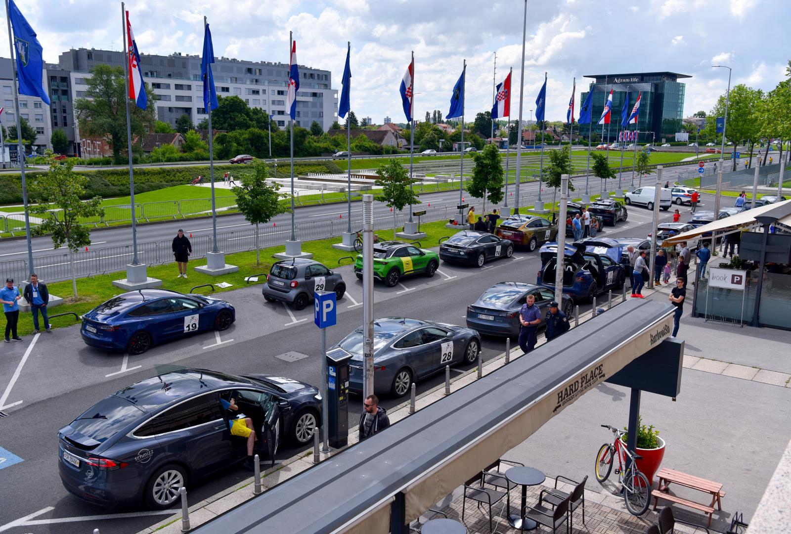 30.05.2021., Zagreb - U organizaciji ''E.V.A. BLUE'' na Aveniji Veceslava Holjevca odrzana automobilisticka manifestacija ''Nikola Tesla EV Rally Croatia 2021'', u kojoj je sudjelovalo oko 20 elektricnih vozila.Photo: Bruno Fantulin/PIXSELL