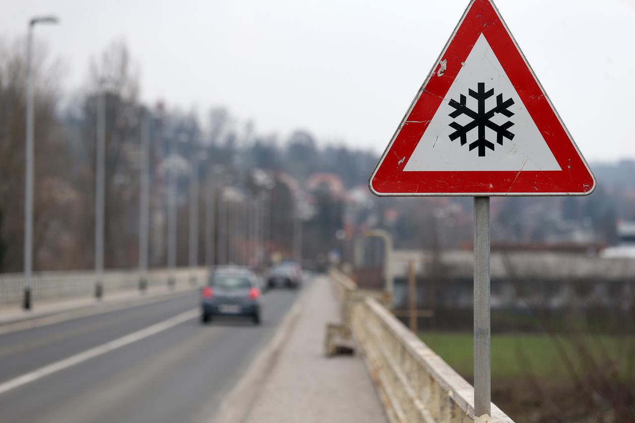 Prometni znak za sklizak kolnik