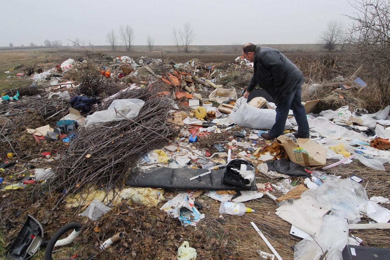 \'varazdin/medjimurje varazdin, sracinec, 21.02.08.  branko plantaik pokazuje smece uz dravski kanal snimio Marko Jurinec\'