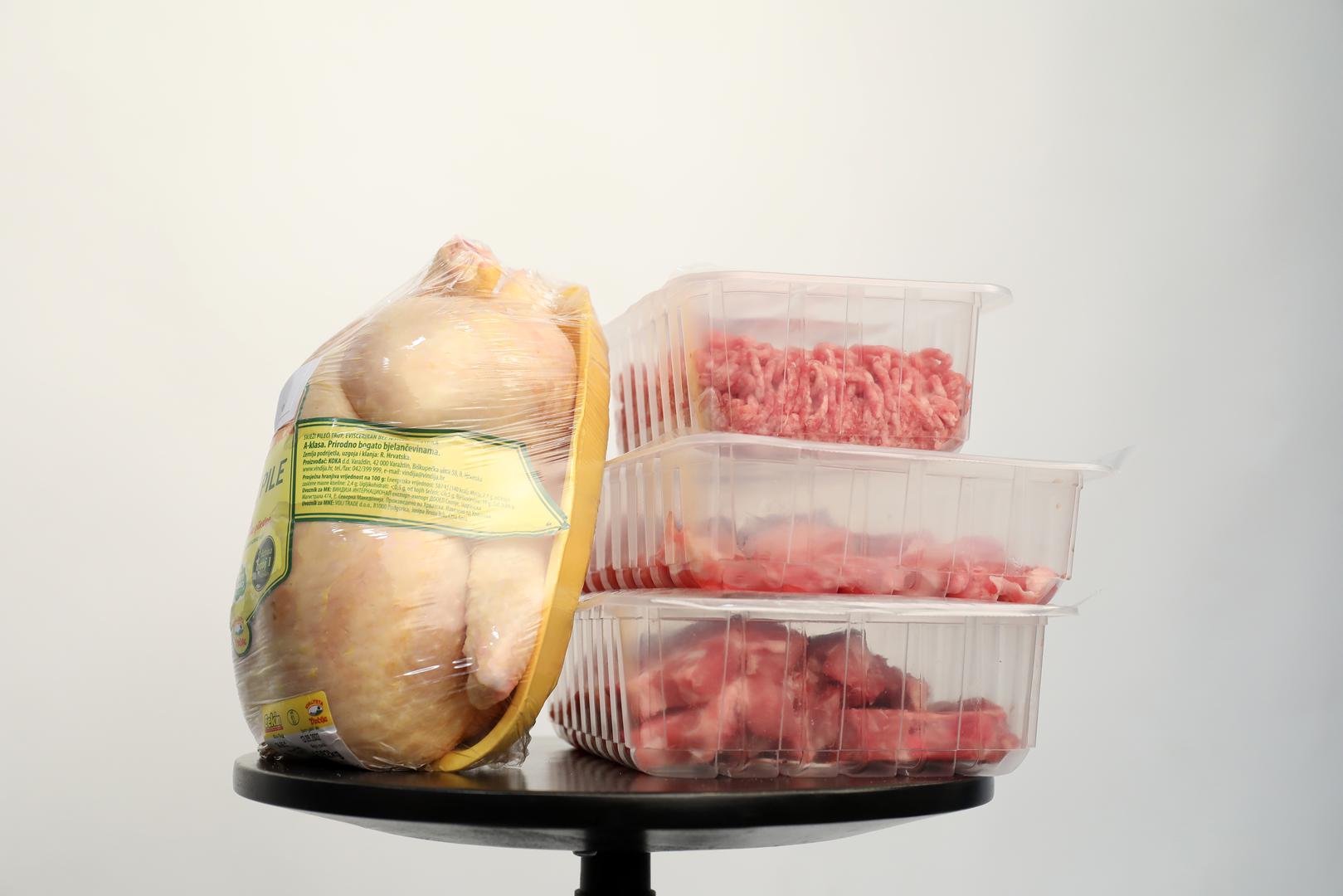 Putnici u osobnoj prtljazi mogu unositi, bez pregleda graničnog veterinarskog inspektora, 20 kilograma ribarskih proizvoda po osobi iz trećih zemalja, kao što su BiH, Srbija, Crna Gora i Kosovo. Uvjet je da svježoj ribi bude izvađena utroba. Meso, mlijeko i njihovi proizvodi iz trećih zemalja ne smiju se unositi