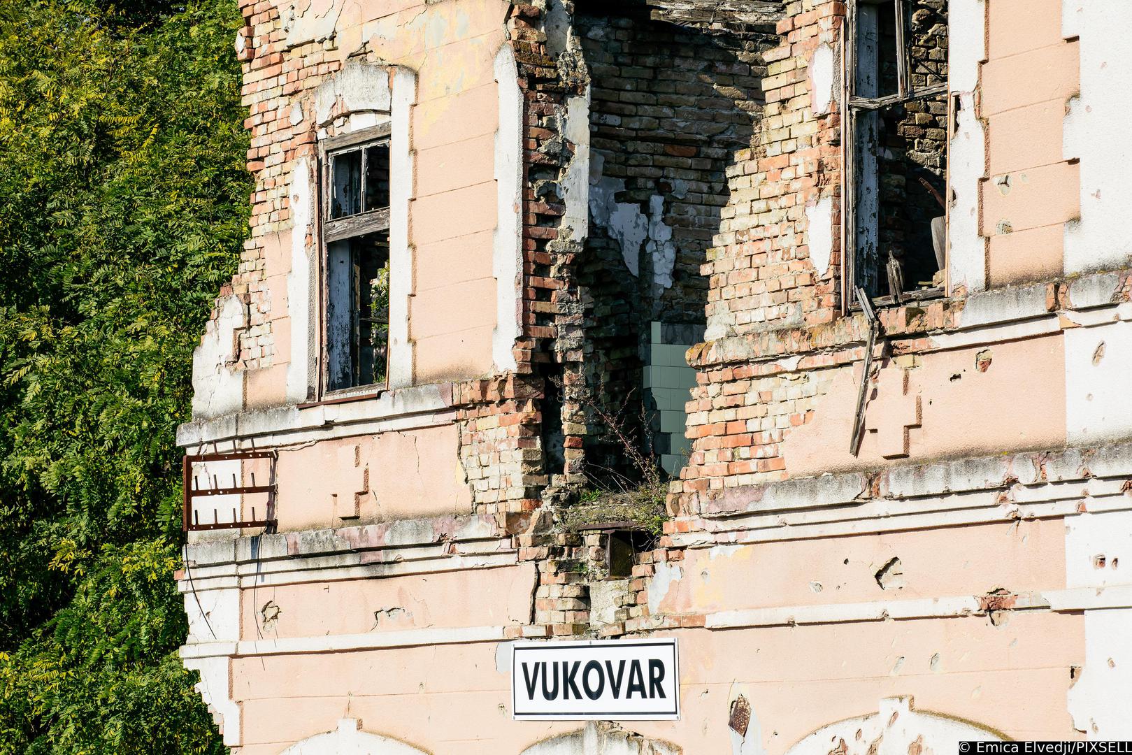 29.10.2021., Vukovar - Vukovar-mjesto posebnog domovinskog pijeteta. Blizi se 30. godisnjica okupacije Vukovara i suzivot se polako vraca u ovaj grad iako su ratne rane jos uvijek prisutne. U samom centru grada vidljivi su kontrasti obnovljenih i neobnovljenih zgrada. Razruseni Zeljeznicki kolodvor
