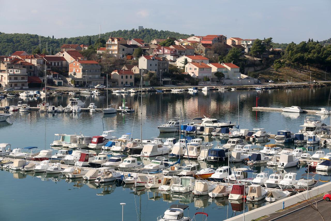 Radovi u budućoj komunalnoj šibenskoj lučici Vrnaža u Mandalini