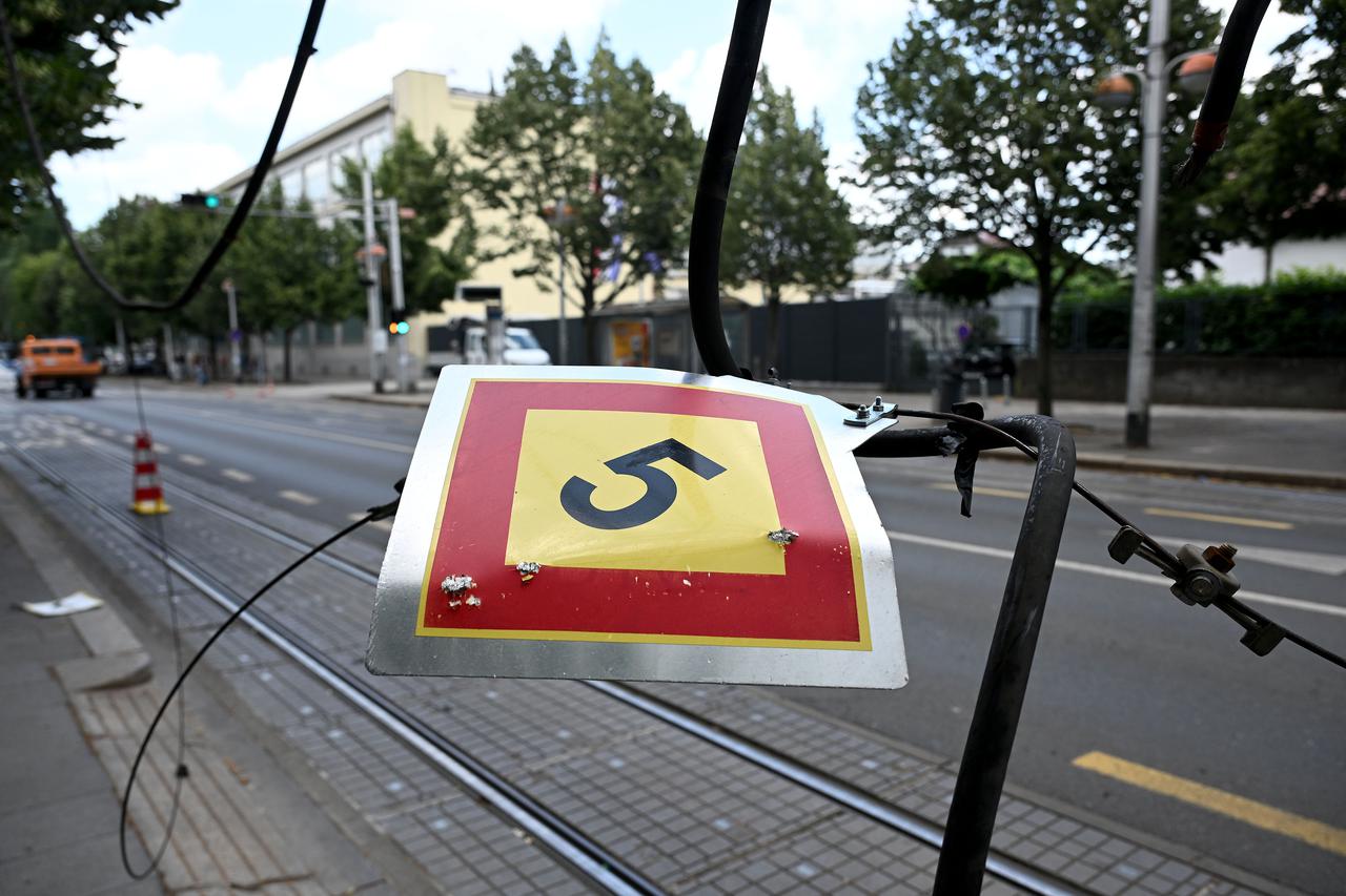 Zagreb: Kamion u Savskoj pokidao tramvajske žice, jedna pala i ozlijedila ženu
