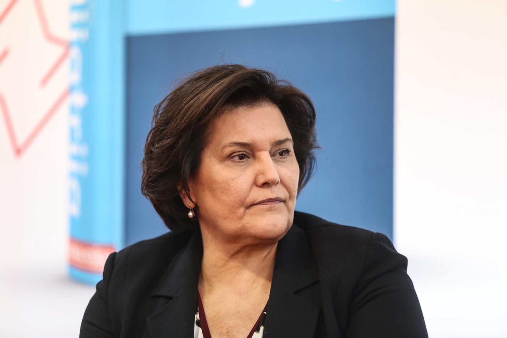 Inače, ona je u sedam godina premijerskog mandata supruga Ive Sanadera dala samo jedan ili dva intervju, ali na temu arheologije, nikada kao premijerova supruga. Ivu je pratila samo na protokolnim događanjima na kojima je to bilo nužno.