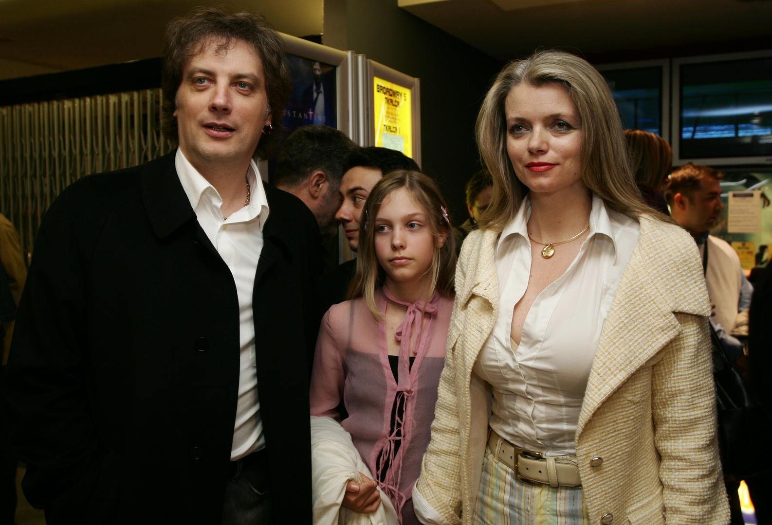 Rođena 28. prosinca 1990. u Splitu, Hana je od najranijih dana bila uronjena u svijet glazbe. Okruženje u kojem je odrasla, uz roditelje koji su stvarali neke od najvećih hitova domaće scene, neizbježno je utjecalo na njezin životni put. Iako su roditelji isticali da je nisu forsirali prema glazbi, ta je strast prirodno usađena.