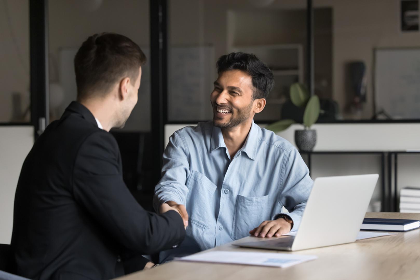 Razmišljaju o svom razmišljanju: Naše misli često nesvjesno pojačavaju emocije, od brige do samokritike. Uspješni ljudi obraćaju pažnju na svoje obrasce razmišljanja i prepoznaju kada pretjeruju, stvaraju crne scenarije ili kada riše same sebe. Svjesnost im omogućuje da zaustave spiralu brige, ruminacije i negativnog samogovora. 