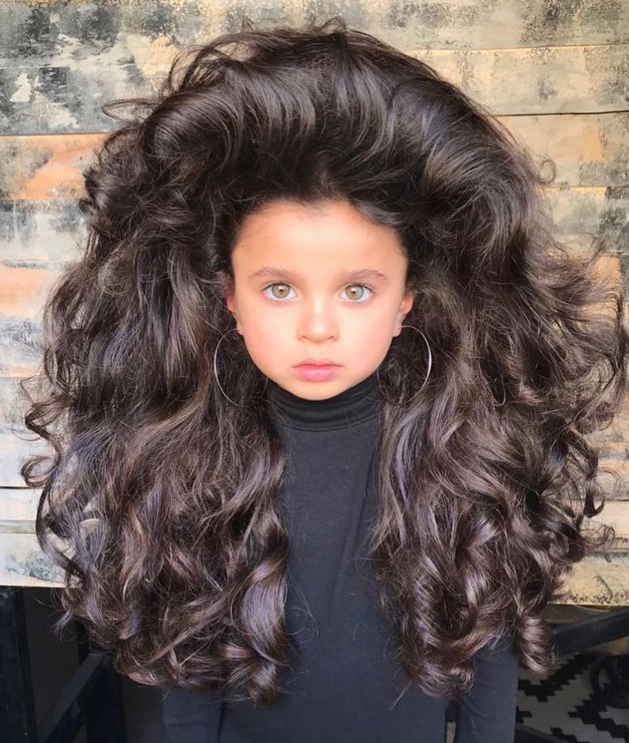 Petogodišnja Mia Aflalo iz Tel Aviv-a prava je zvijezda u usponu. S tek 12 objavljenih postova fotografija i videa ove prekrasne djevojčice bujne i duge kose te zelenih očiju, njena je majka na Instagramu prikupila već gotovo pola milijuna pratitelja. 

