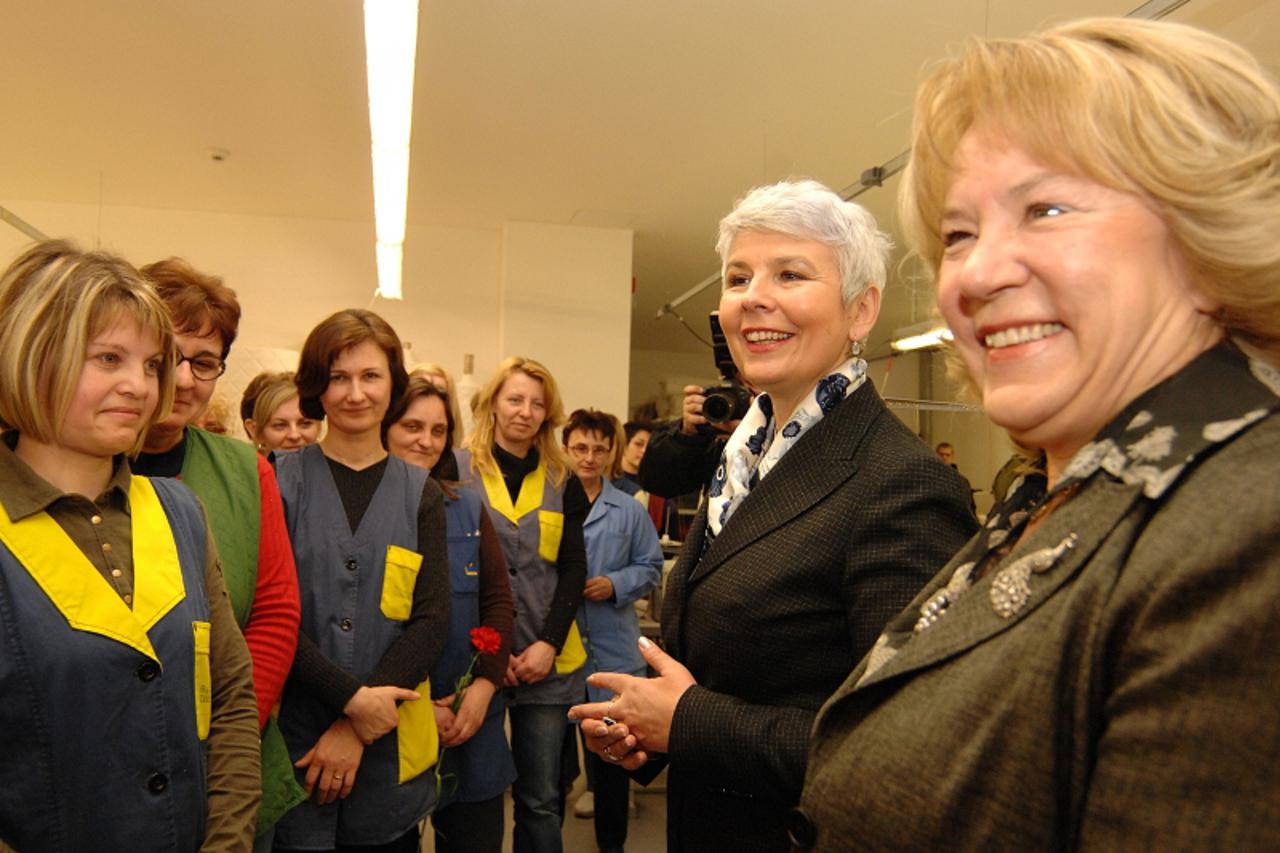 'VARAZDIN/MEDJIMURJE- 08.03.10., Cakovec, Hrvatska- Premijerka Jadranka kosor posjetila tvrtku Bernarda iz Puscina, obisla pogon te zenama cestitala 8. Mart. Photo: Vjeran Zganec Rogulja/PIXSELL'