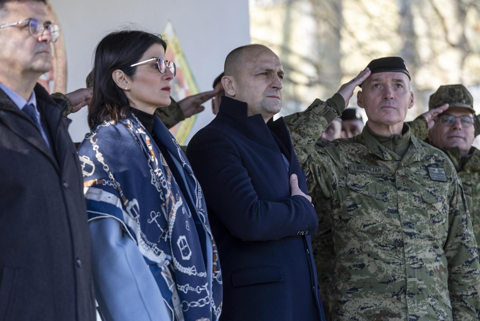 Ističe kako smo prošle godine svjedočili velikom napretku u suradnji na području obrane, jer je Hrvatska nabavila helikoptere "Black Hawk", topničko-raketni sustav "Himars", a sada i borbena vozila "Bradley", što označava novo razdoblje u strateškom savezništvu.