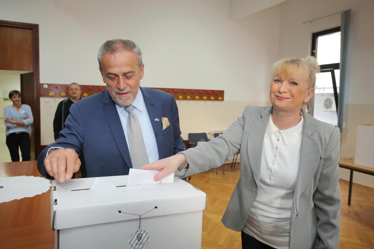 Zagreb: Bandić u pratnji supruge Vesne glasovao na izborima za Europski parlament
