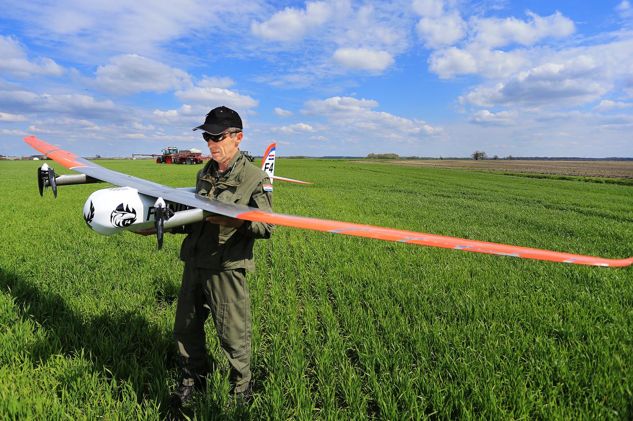 29.03.2016., Baranja, Farma Mirkovac - Tvrtka Belje predstavila projekt precizne poljoprivrede uz koristenje dronova koji su povezani s traktorima.  Photo: Davor Javorovic/PIXSELL