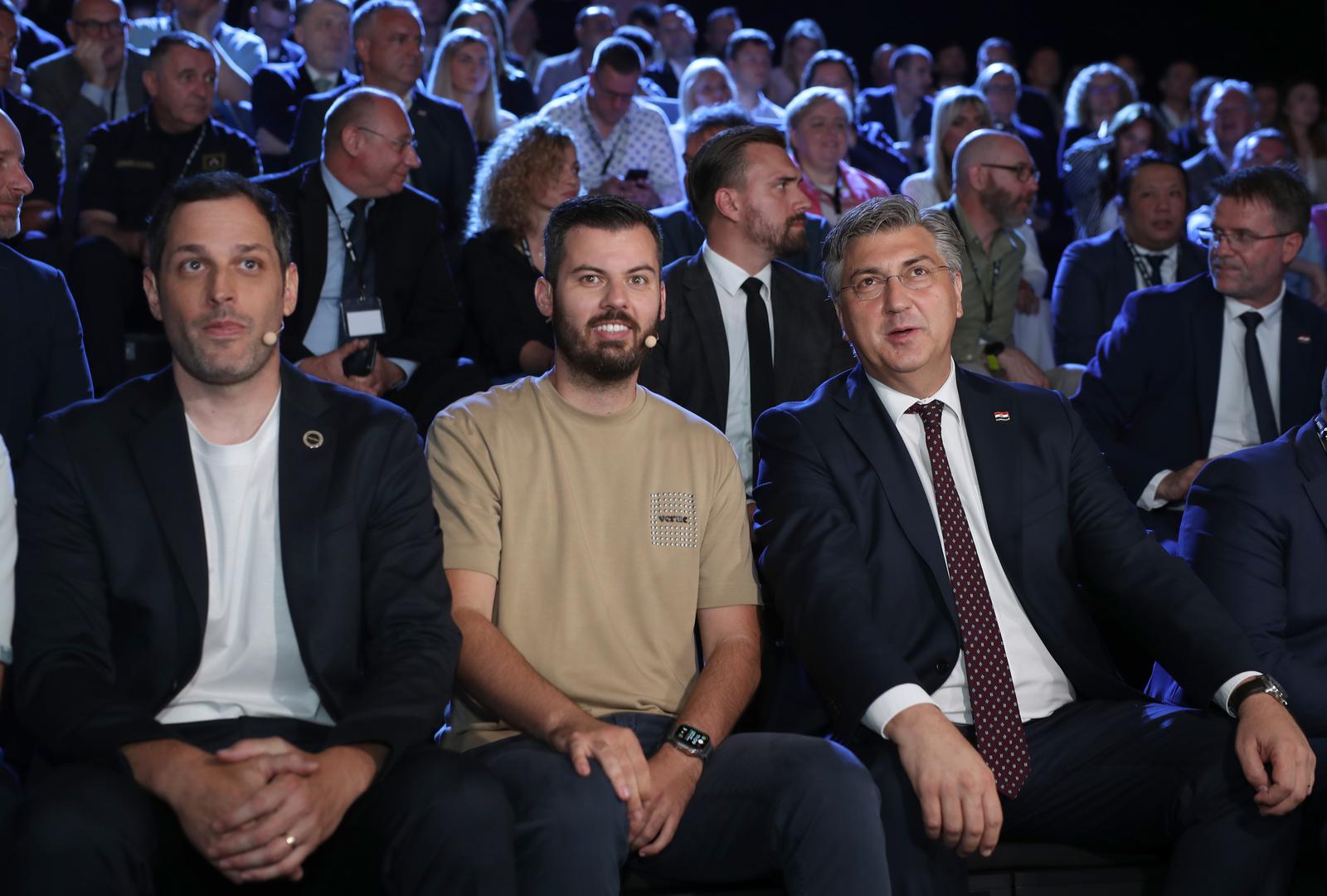 26.06.2024., Zagreb, Kerestinec - U Rimcevom kampusu u Kerestincu predstavljen je projekt robotaksija koji razvija jedna od kompanija u ekosferi Mate Rimca. Projekt robotaksija vodio se pod imenom Project 3 Mobility no ime je promijenjeno u Verne. Robotaksiji bi, prema planu, do 2025. godine trebali zapoceti s prijevozom putnika u Zagrebu. ZA ostvarenje projekta dobivena je ukupona investicija od Europske unije u iznosu od 180 milijuna eura, a za projekt robotaksija financirali su sa 100 milijuna eura i drugi investitori. Photo: Zeljko Lukunic/PIXSELL