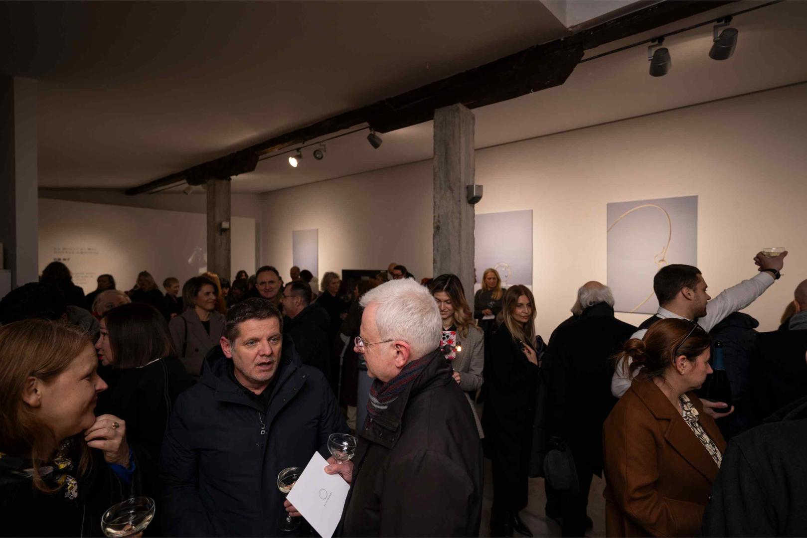 Izložbu je otvorila povjesničarka umjetnosti Jasna Galjer, istaknuvši  kako elementarna jednostavnost kružnih formi nakita od zlatne žice reflektira načelo „manje je više“