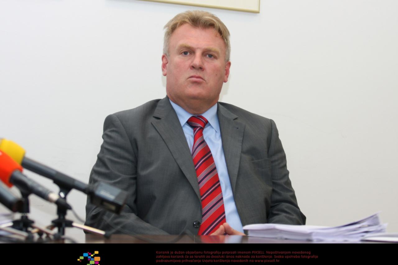 '20.10.2009., Zagreb - Uprava HAC-a sazvala je jednu od rijetkih tiskovnih konferencija kako bi ustvrdila da u tvrtki nema afera. Mlinarevic Ivica, clan Uprave Hrvatskih autocesta.  Photo: Tatjana Tad