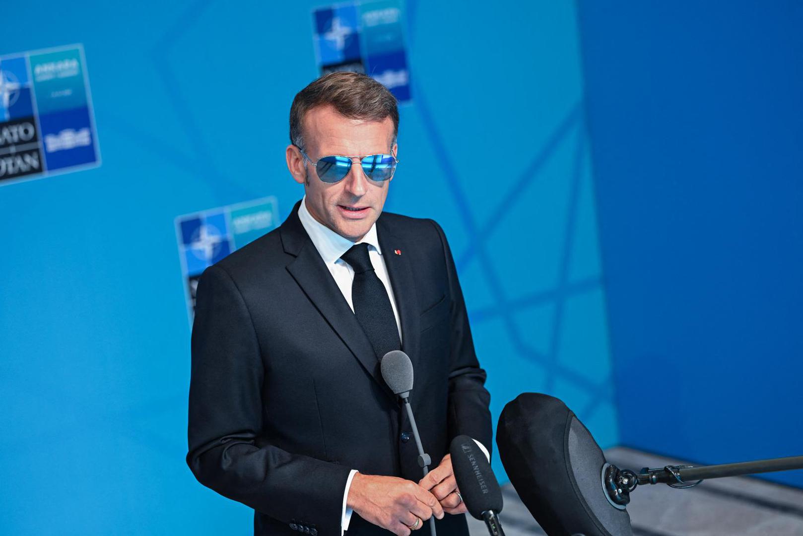 Macron i njegova supruga Brigitte Macron ondje su se susreli s turskim predsjedničkim parom te pozirali za službenu fotografiju, a francuski predsjednik ponovno je nosio tamne pilotske naočale koje su posljednjih mjeseci postale njegov prepoznatljiv detalj.