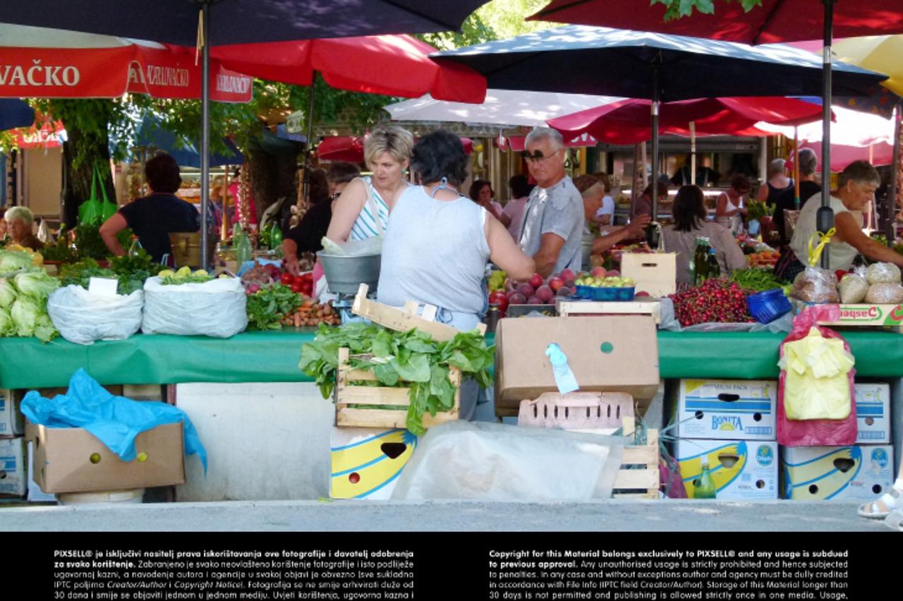 '03.07.2013.,Trogir - Gradska trznica i dalje radi, iako nisu uvedene fiskalne kase.  Photo: Ivana Ivanovic/PIXSELL'