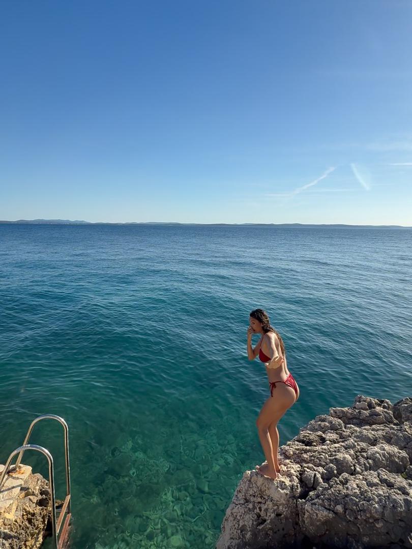 Posebnu pažnju privukla je fotografija na kojoj Laura u crvenom bikiniju skače sa stijena u kristalno čisto more, pokazujući koliko uživa u bezbrižnim trenucima nakon završetka svoje godine kao najljepše Hrvatice.
