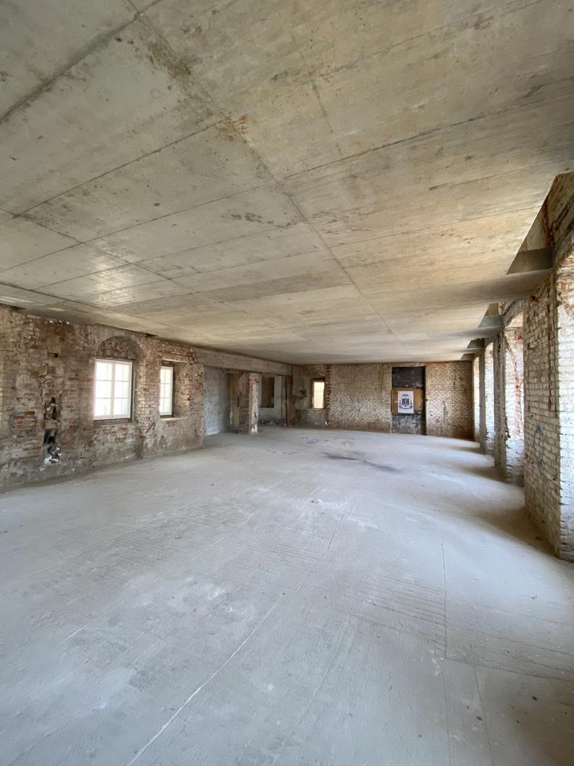 Nalazi se na križanju s Kožarskom ulicom, cca 300 metara od Trga bana Jelačića, u pješačkoj zoni