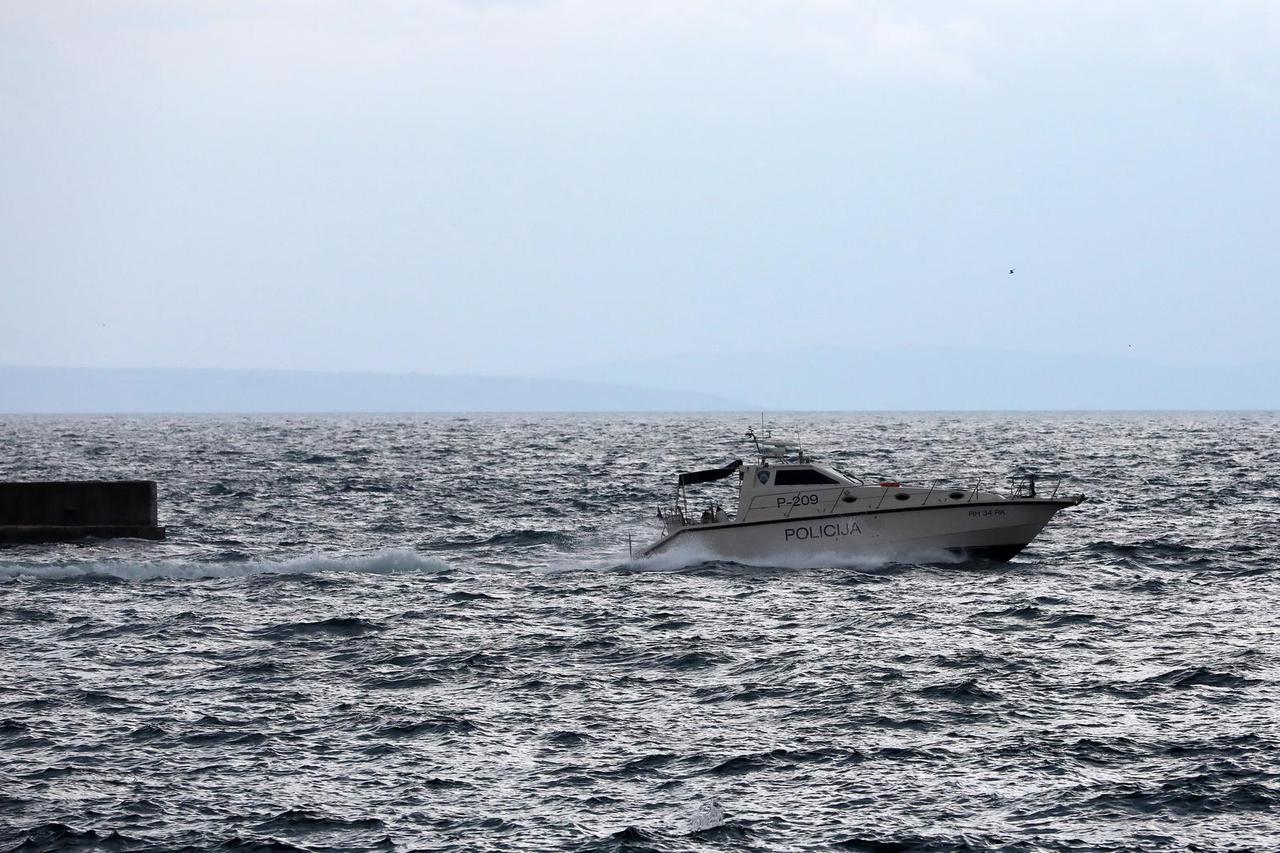 Rijeka: Policijski gliser isplovljava iz luke
