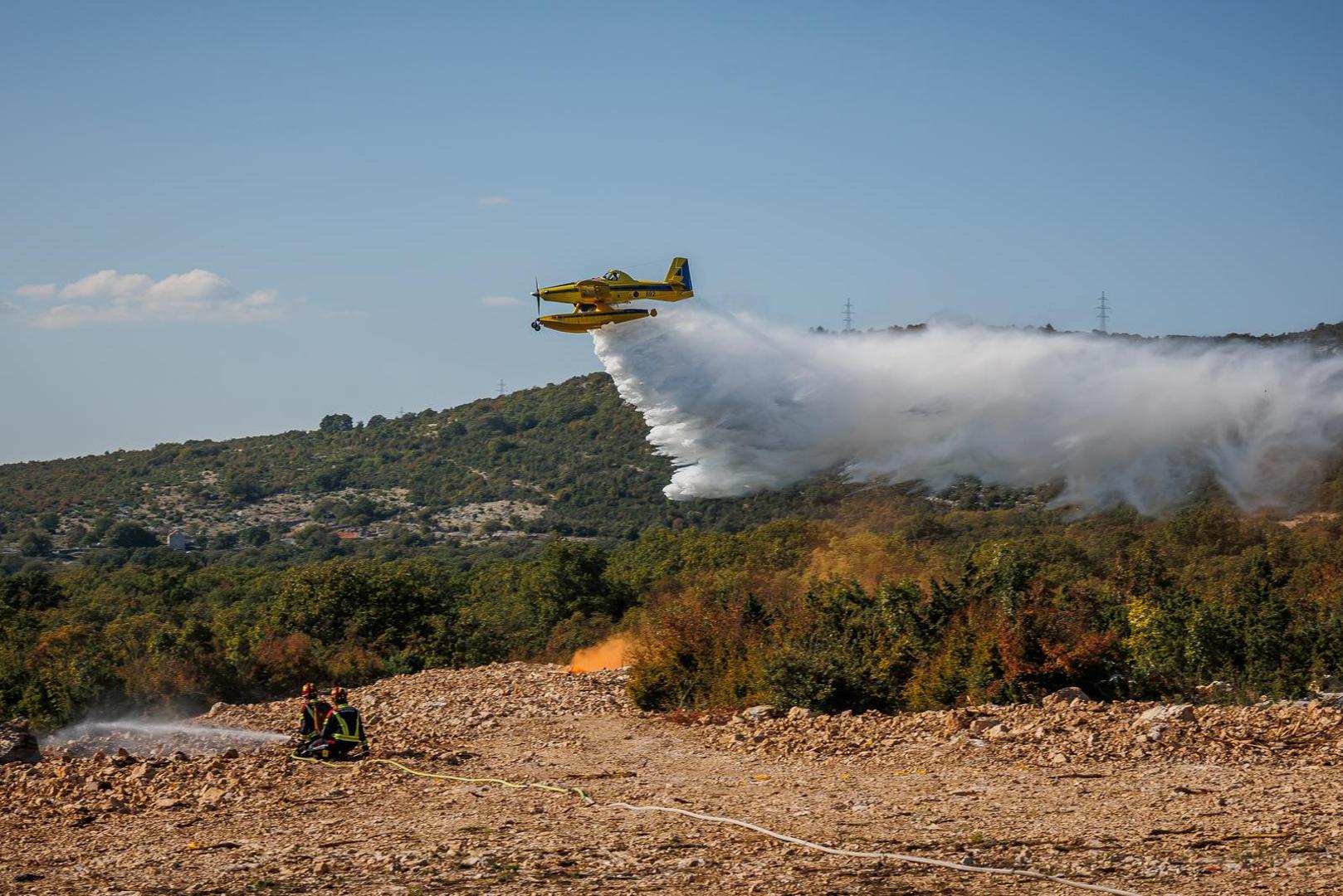 Osvrnuvši se na ovogodišnju protupožarnu sezonu Tucaković je naglasio da smo "ove godine imali veći broj požara no lani. ali je površina opožarenog područja trostruko manja zahvaljujući brzim intervencijama i organiziranosti vatrogasnih sustava".