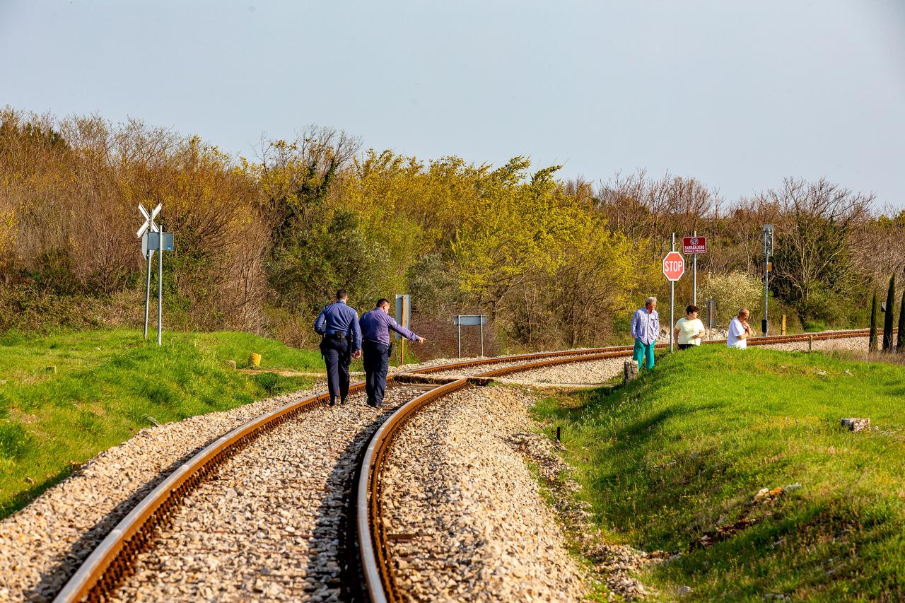 Vodnjan: Vlak naletio na automobil, jedna osoba poginula