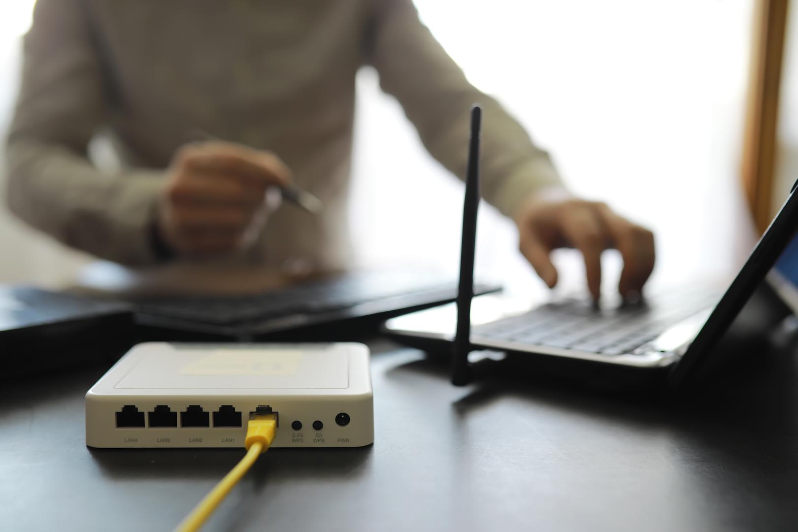 1. TV prijemnici: Ovi uređaji često ostaju uključeni iz praktičnih razloga, ali su među najvećim "vampirima" potrošnje energije. "Iako se čine bezopasnima u stanju pripravnosti, TV prijemnici troše značajnu količinu energije čak i kada je televizor isključen," objašnjavaju stručnjaci. Potpuno isključivanje uređaja iz struje kada ga ne koristite može rezultirati primjetnim smanjenjem troškova.