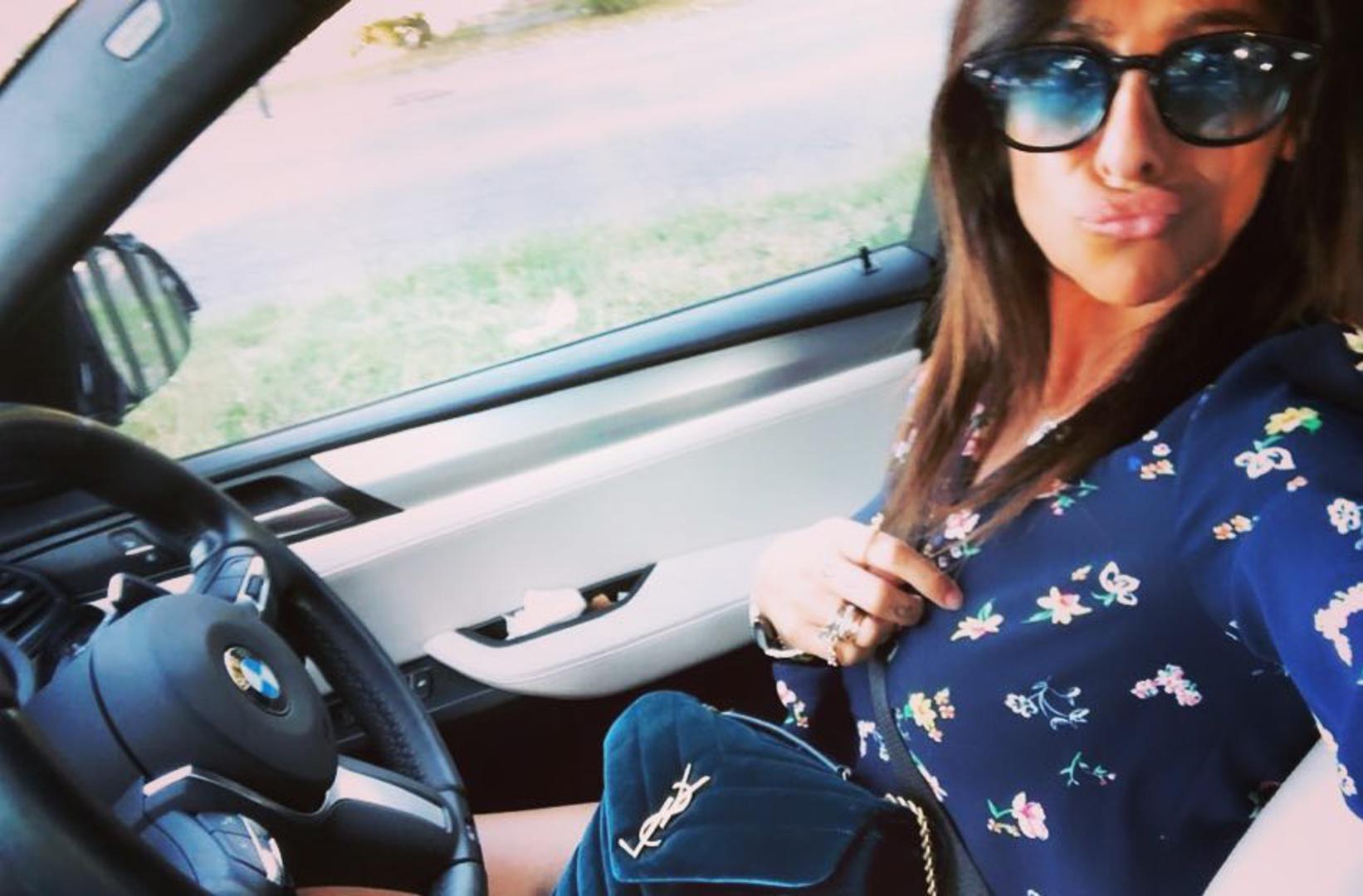 Štoviše, na Instagramu ima pratitelja (već 294 tisuće, a njihov broj raste svakoga dana) skoro koliko i njezin sin koji bi ipak trebao biti zvijezda obitelji. Mnoge fotografije zasmetale su i mladom nogometašu Rome koji je od mame tražio da prestane.