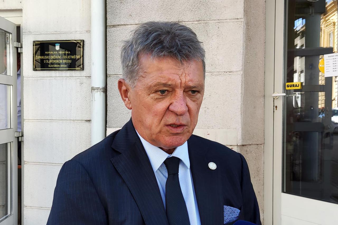 Slavonski Brod: Ivan Turudić dao izjavu za medije ispred zgrade Županijskog državnog odvjetništva