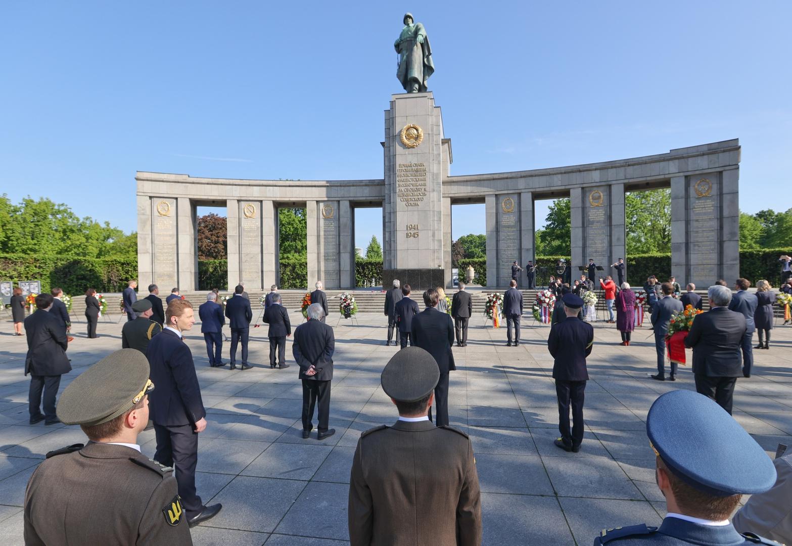 Events commemorating the end of World War Two in Berlin Ukrainian soldiers take part in celebrations to mark Victory Day and the 75th anniversary of the end of World War Two at the Soviet War Memorial at Tiergarten Park in Berlin, Germany, May 8, 2020. REUTERS/Fabrizio Bensch FABRIZIO BENSCH