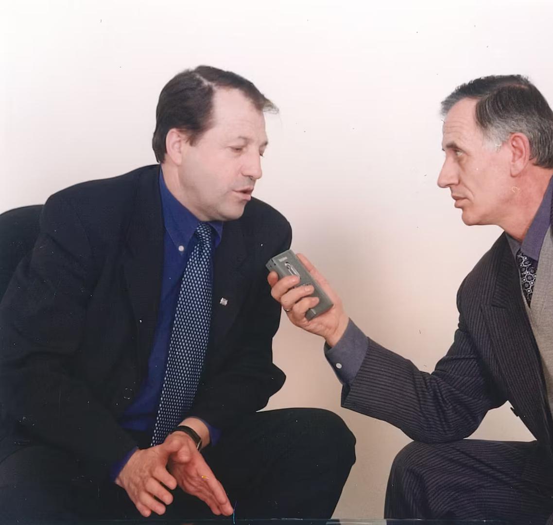 Shefki Ukaj, tijekom intervjua s aktivistom Ganijem Azemijem, koji je lobirao za albansku stvar u Bruxellesu tijekom 1990-ih.
