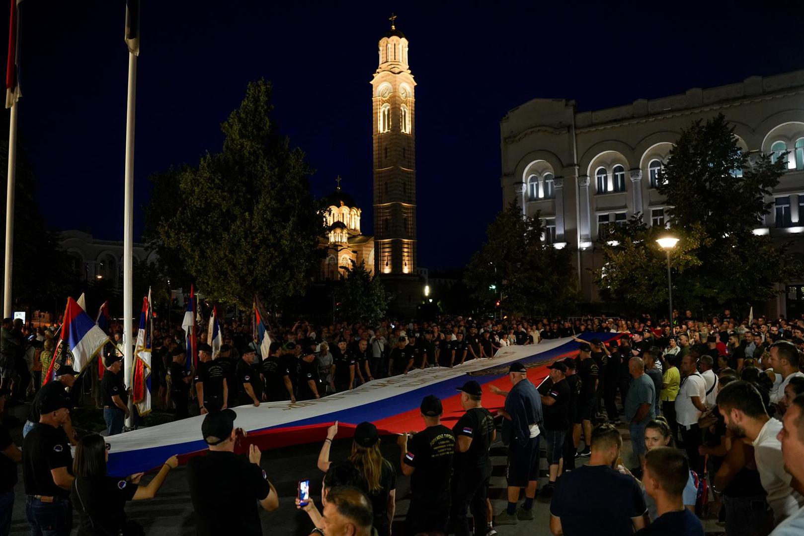 Nekoliko tisuća građana okupilo se u Banjoj Luci kako bi odali počast Ratku Mladiću, nekadašnjem zapovjedniku Glavnog stožera Vojske Republike Srpske, koji je preminuo u Haagu, gdje je služio doživotnu zatvorsku kaznu.