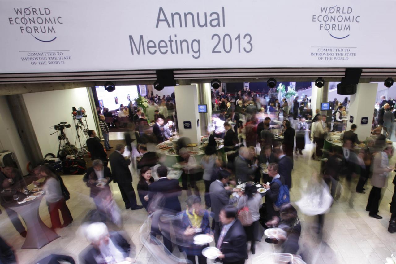 davos,mario draghi,femen (1)