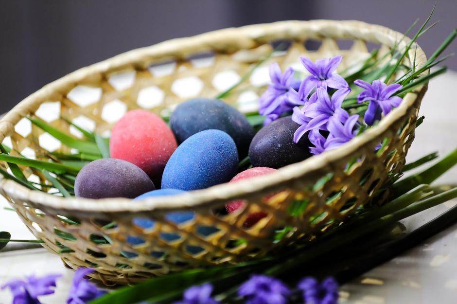 Svjetlucave pisanice kuhane u crnom i bijelom vinu i obojane prirodnim bojama