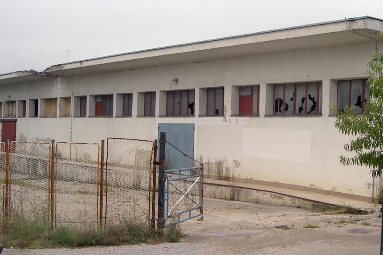 '13.07.2005.  slunj, prostor nekada?njeg riz- a ve? godinama zjapi prazan i sve vi?e propada  ivona ?kalamera'